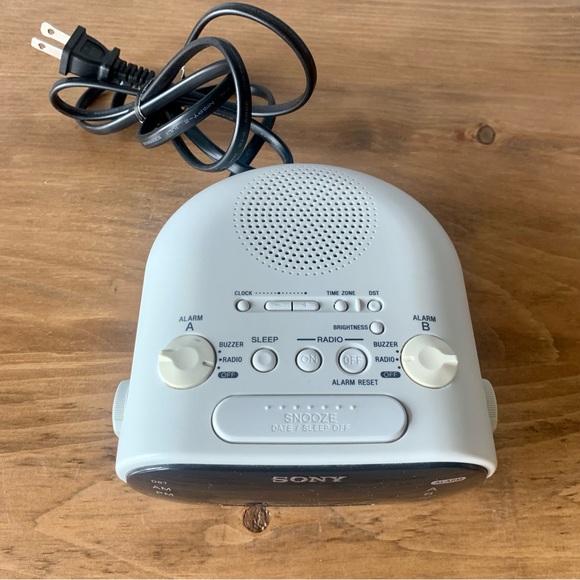 SONY DREAM MACHINE AM/FM DUAL ALARM - CLOCK RADIO MODEL #ICF-C318 TESTED - Picture 2 of 9